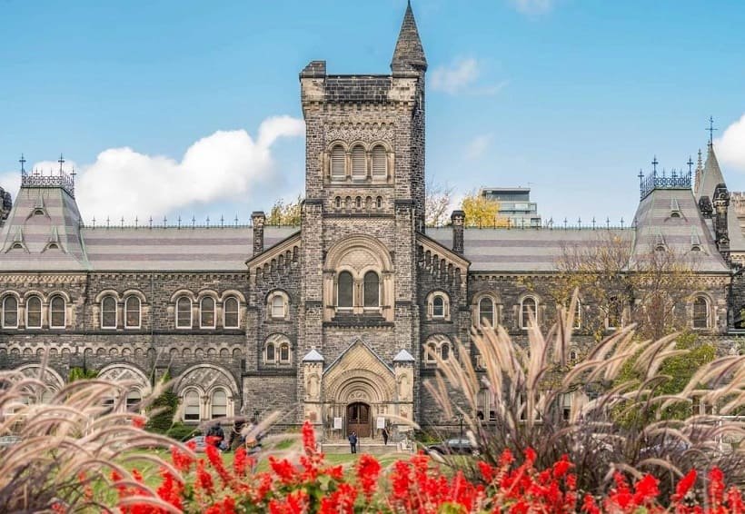 Университет в Торонто: как получить студенческую визу в Канаду
