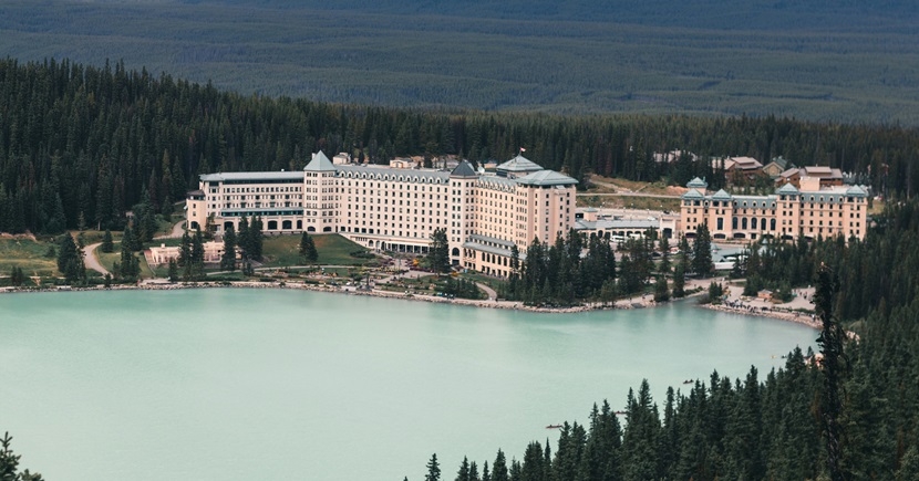 Отель Fairmont Chateau у озера Луиз в Канаде