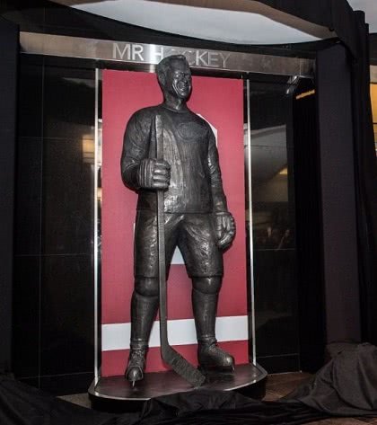 Статуя Горди Хоу в Зале хоккеной славы